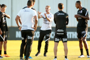 Sylvinho conversa com elenco do Corinthians