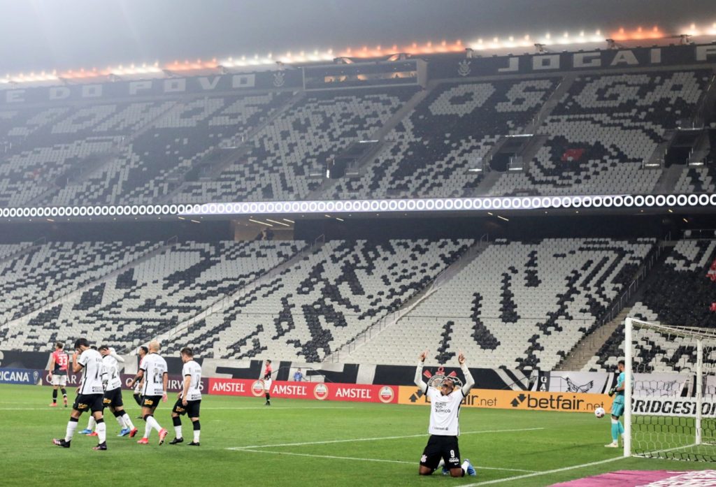 Jô comemora gol pelo Corinthians antes de Sylvinho