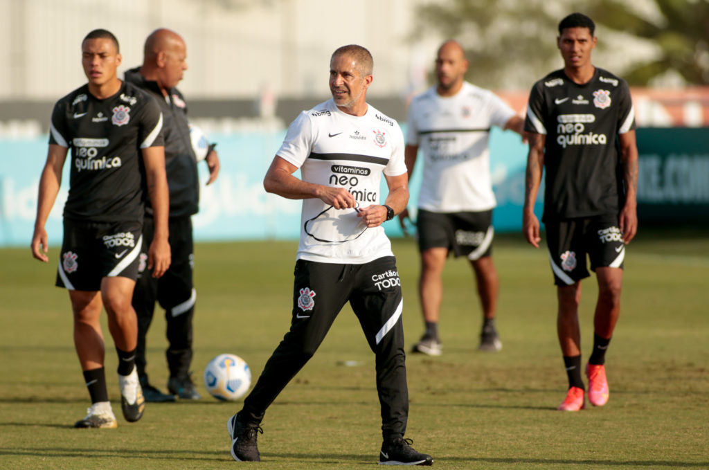 Sylvinho durante treino no Corinthians