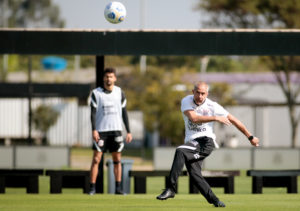 Sylvinho em treino no Corinthians