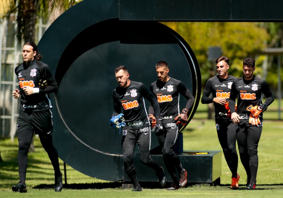 Caíque França, goleiro do Corinthians, passa por cirurgia