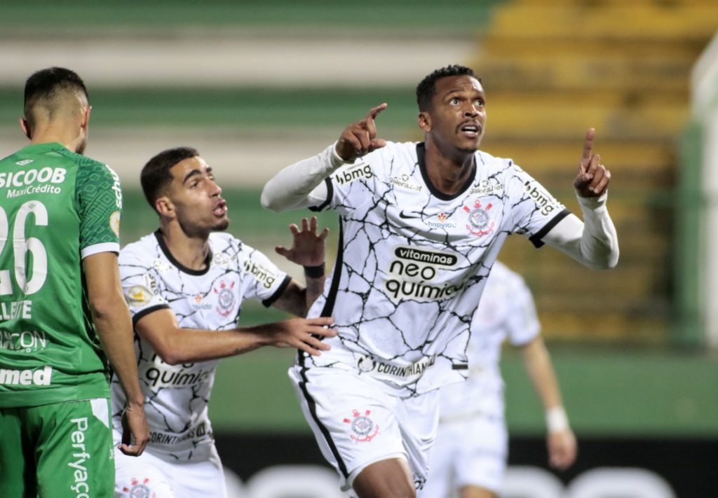 Jô em Corinthians e Chapecoense