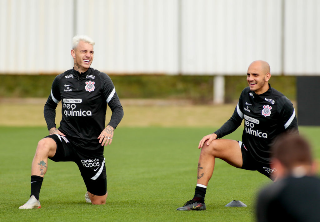 Róger Guedes e Fábio Santos