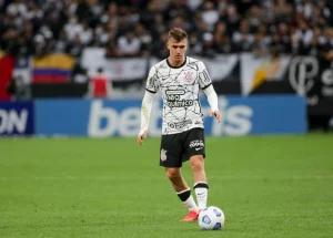 piton-volta-a-ser-titular-pelo-corinthians-e-surpreende
