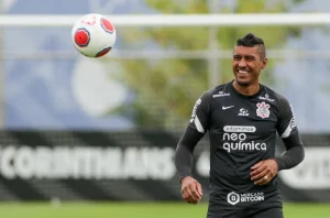 Paulinho não recebeu os salários de fevereiro pela Taunsa e Corinthians precisou arcar. (Foto: Twitter do Corinthians)