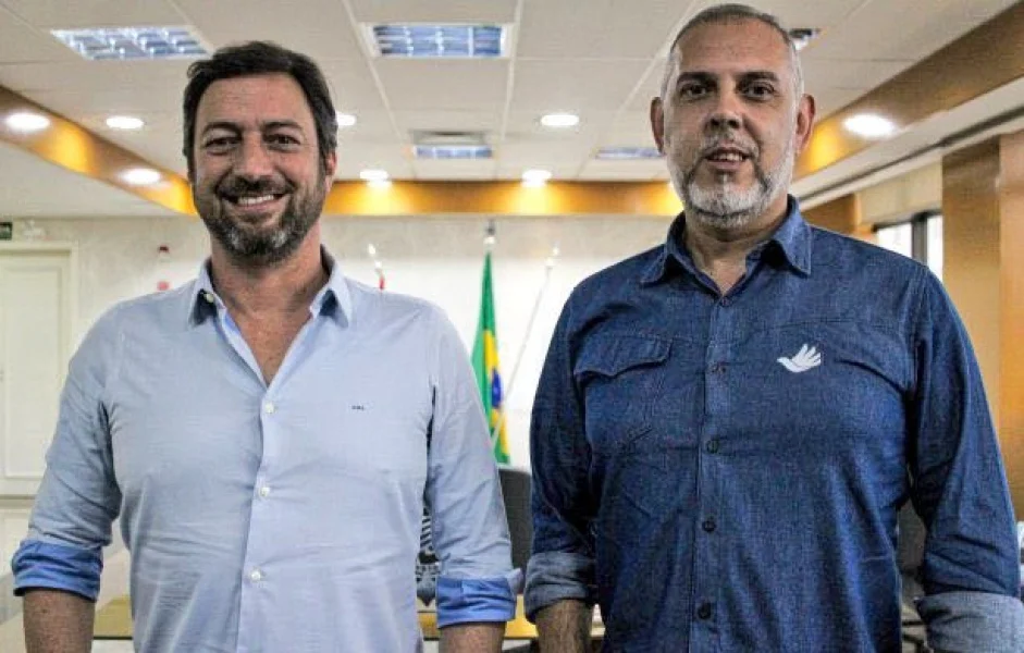 Presidente do Corinthians, Duilio Monteiro Alves, ao lado do CEO da Taunsa, Cleidson Augusto Cruz. (Foto: Twitter do Corinthians)