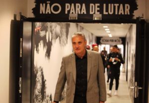 Tite coloca data limite para sua permanência no Brasil e estaria livre para o Corinthians no final do ano. (Foto: Twitter do Corinthians)