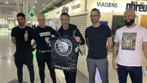 Vítor Pereira chega ao Corinthians e é abraçado pela Fiel. (Foto: Twitter do Corinthians)