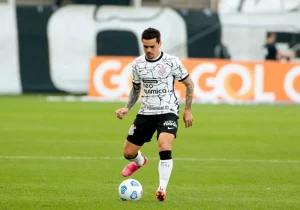 Fagner defende saída de Sylvinho para preservá-lo da pressão no Corinthians. (Foto: Rodrigo Coca / Agência Corinthians)