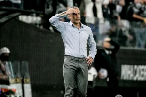 sylvinho-incomoda-torcida-com-resposta-em-coletiva