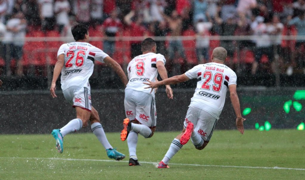 Calleri decide, e São Paulo derrota Corinthians no Morumbi. (Foto: Twitter do São Paulo)