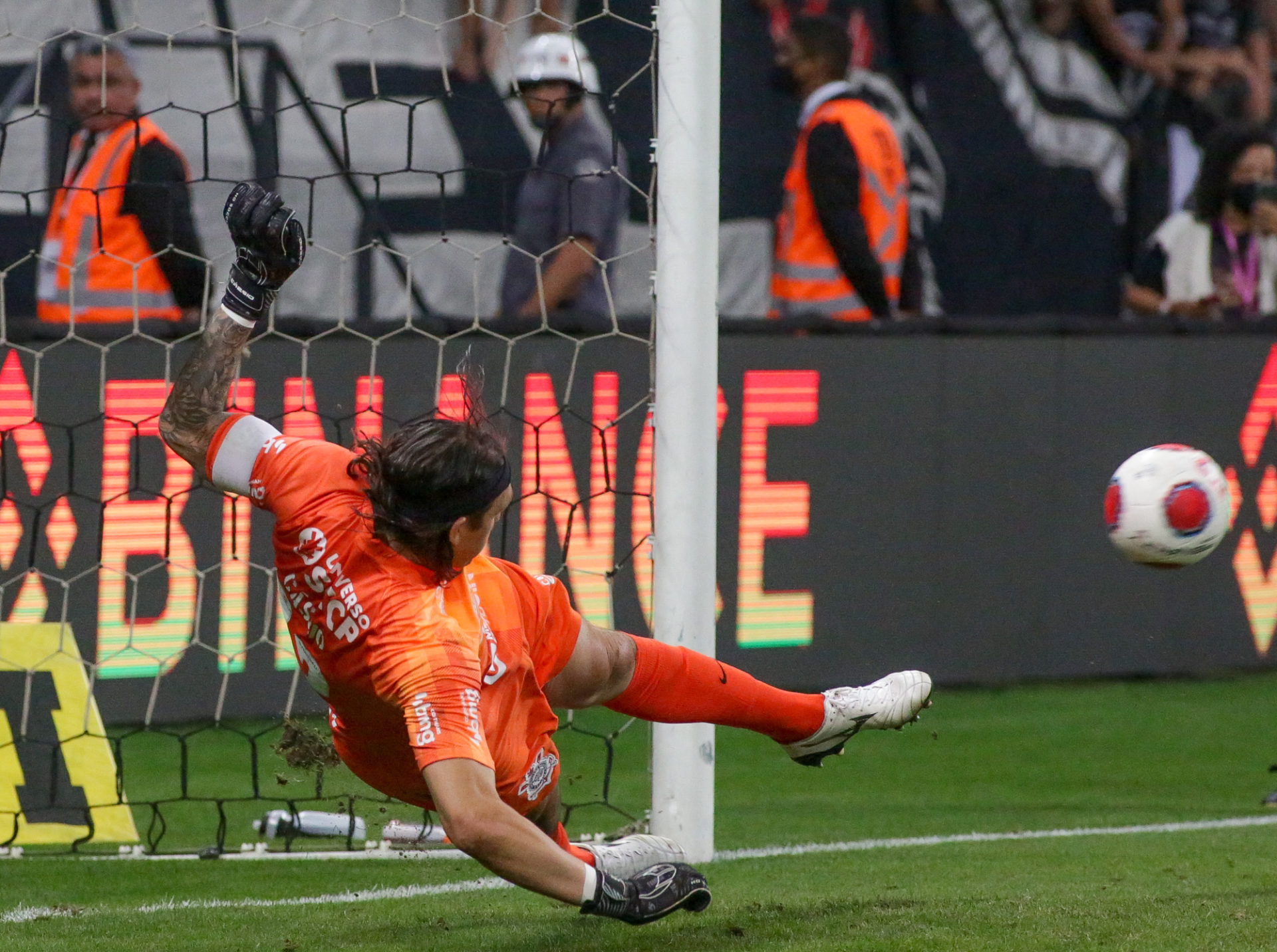 Cássio, o melhor goleiro do Brasil, salva o Corinthians. De novo