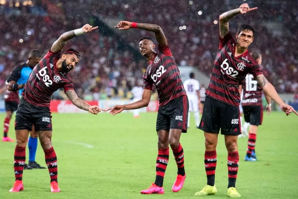 Pedro fica isolado no banco do Flamengo e entra no alvo do Corinthians. (Foto: Twitter do Flamengo)