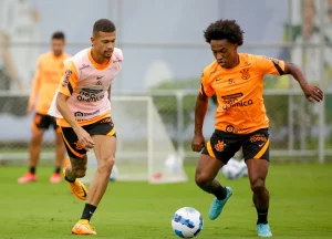 Willian e João Victor treinam em atividade do Corinthians. (Foto: Twitter do Corinthians)