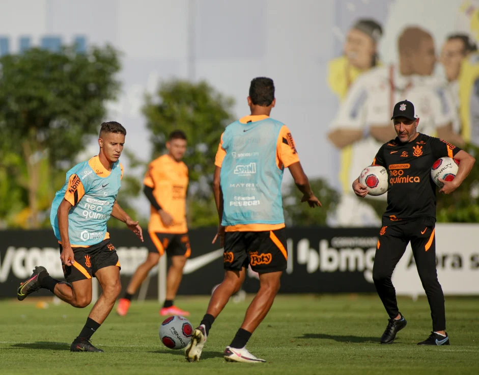Vítor Pereira trabalha com jovens e garimpa dois jogadores para time profissional. (Foto: Twitter do Corinthians)