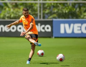 Júnior Moraes pode estrear no Corinthians no meio de semana. (Foto: Twitter do Corinthians)
