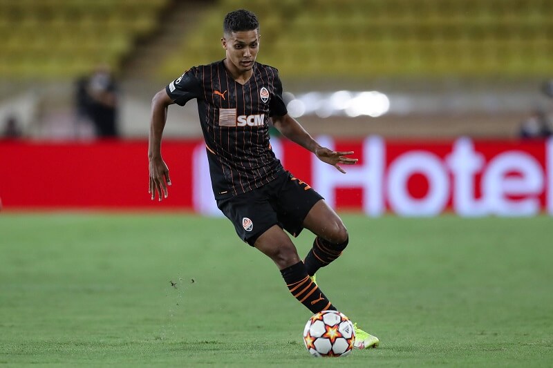 Pedrinho está no mercado e São Paulo está disposto a contratá-lo. Corinthians aparece no fim da fila. (Foto: Twitter da UEFA)