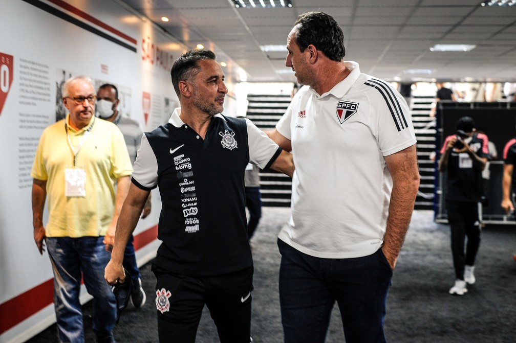 Técnicos de São Paulo e Corinthians se cumprimentam antes do início do Majestoso no Morumbi. (Foto: Paulistão)