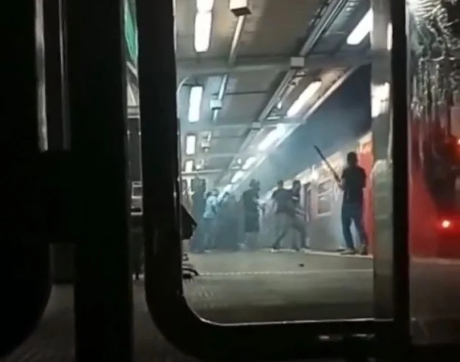 Torcedores de Corinthians e São Paulo brigam nos trens da CPTM. (Foto: Reprodução)