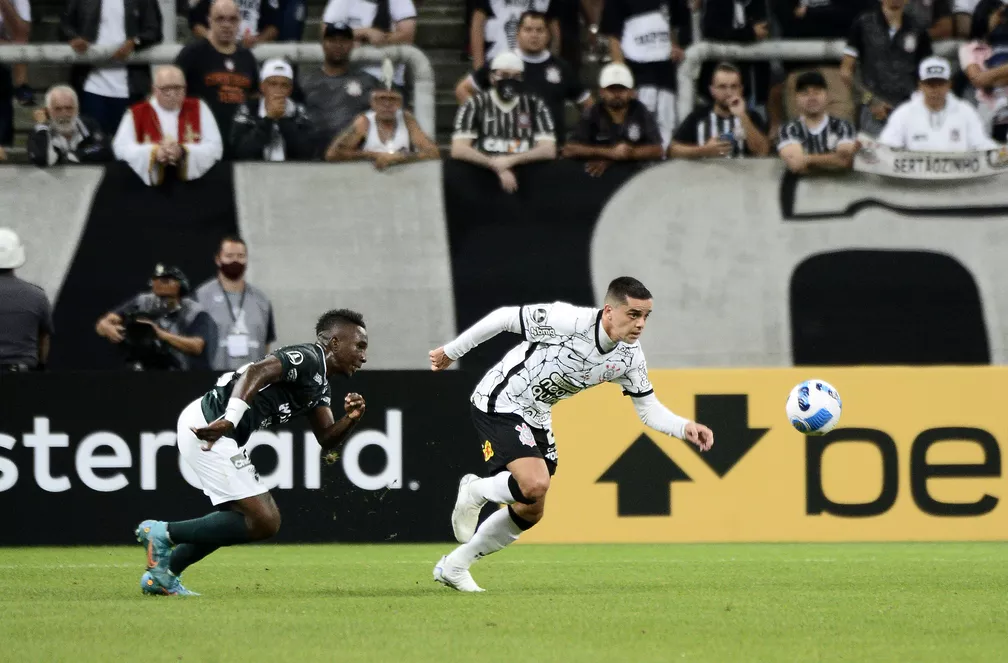 Fagner volta a atuar no Corinthians e participa de gol da vitória pela Libertadores. (Foto: Marcos Ribolli)