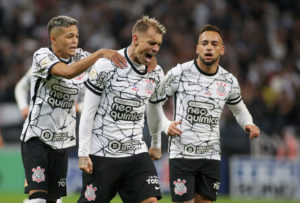 Róger Guedes brilha e marca hat-trick pelo Corinthians no Brasileirão. (Foto: Twitter da Neo Química Arena)