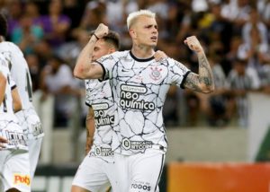 Róger Guedes comemora gol