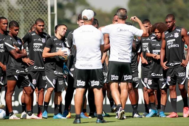 Elenco Corinthians treinando