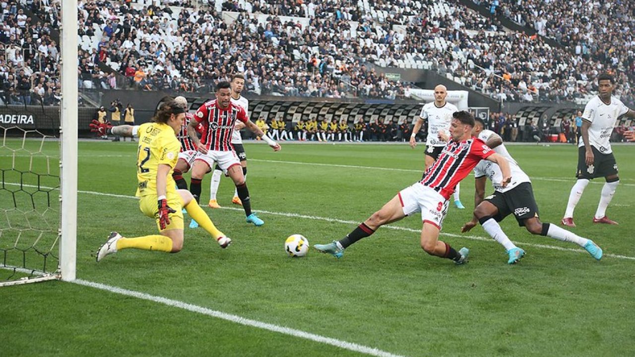 São Paulo sai na frente, Corinthians busca empate e lidera o