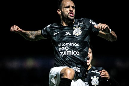 Renato Augusto faz gol pelo Corinthians