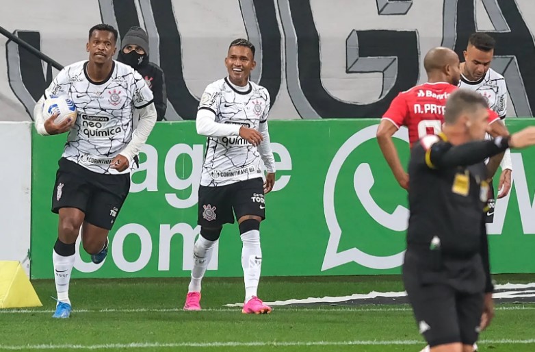 Corinthians marcando gol no Inter