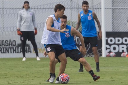 Jogadores do Corinthians treinando