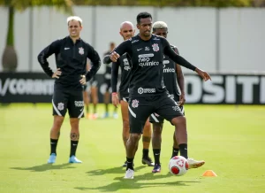 jo-e-flagrado-em-bar-diante-de-derrota-do-corinthians