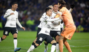 Jogadores do Corinthians comemoram classificação para as quartas de final da Libertadores nos pênaltis