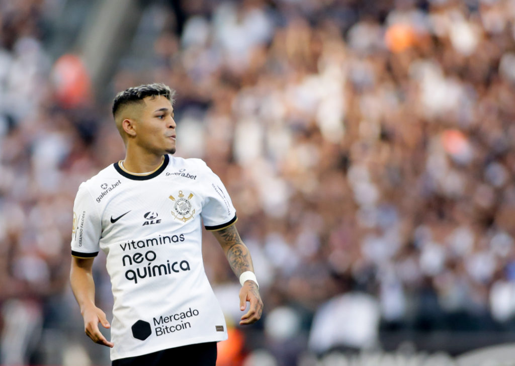 Adson olha para o campo durante jogo entre Corinthians e Flamengo