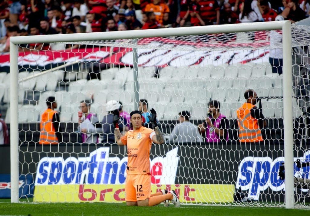 Cássio se ajoelha embaixo das traves no jogo entre Corinthians e Flamengo.