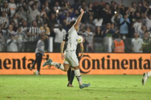 Marcos Leonardo, atacante do Santos, comemora gol enquanto carrega a bola para o meio do campo