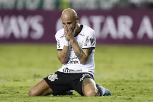 Fábio Santos se ajoelha após perder pênalti