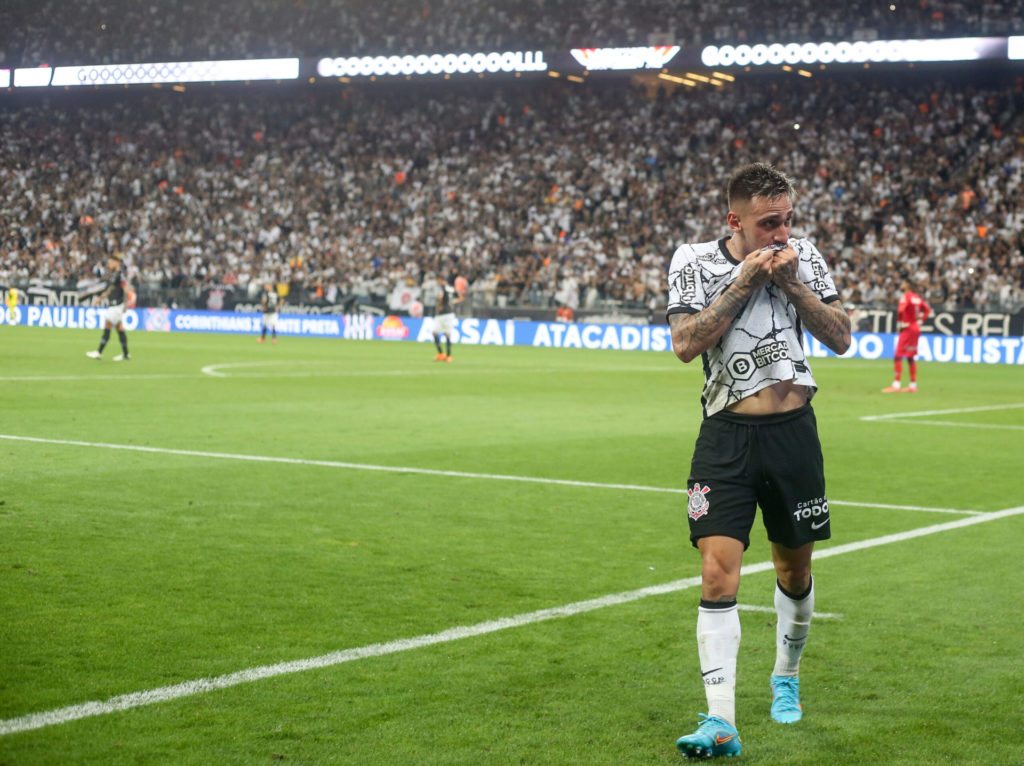 Gustavo Mosquito beija o escudo do Corinthians