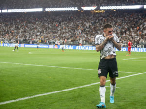 Gustavo Mosquito beija o escudo do Corinthians