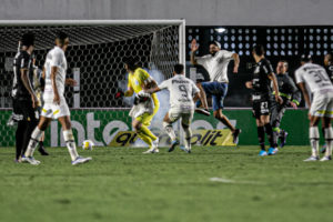 Torcedor do Santos invade gramado para agredir o goleiro Cássio, do Corinthians