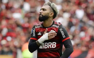 Foto: Marcelo Cortes / Flamengo - Atacante foi massacrado por 2 ex-Corinthians.