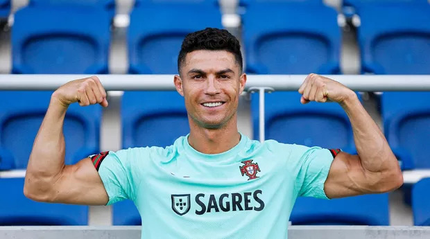 Cristiano Ronaldo fecha com Al Nassr, da Arábia Saudita, crava jornalista