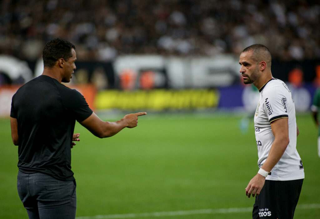 Fernando Lázaro, técnico do Corinthians