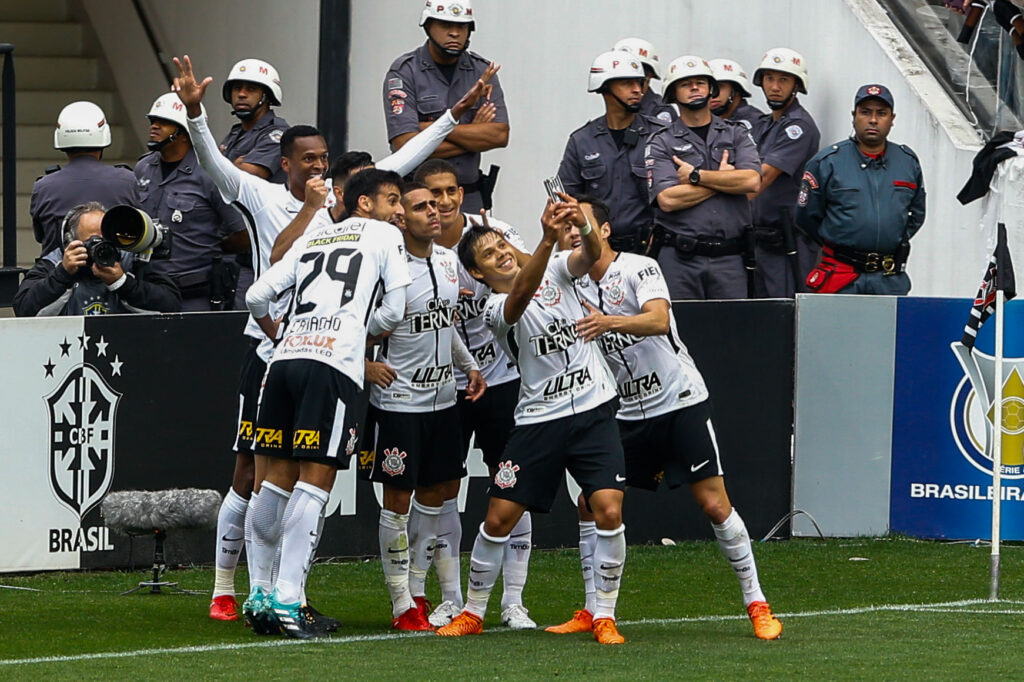 Romero e demais jogadores do Corinthians comemoram gol na Arena