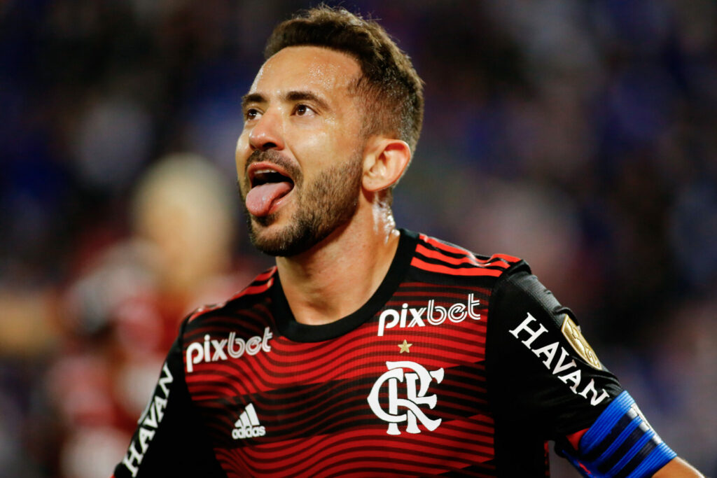 Everton Ribeiro é desejo do Corinthians