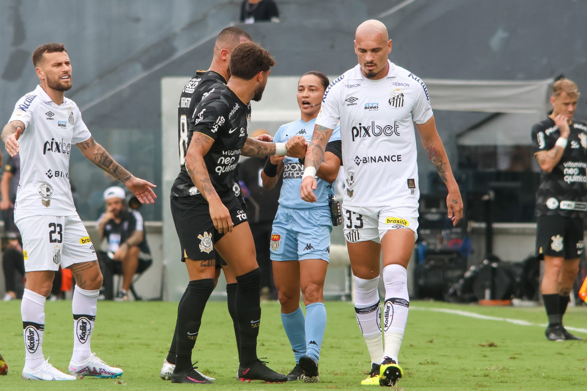 Atacante é eleito o craque do Corinthians na Vila Belmiro; árbitra