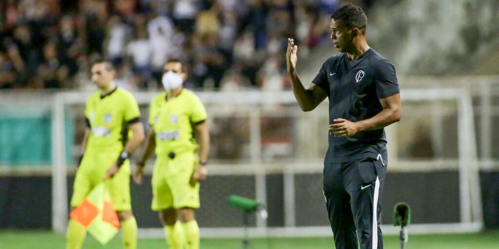 Fernando Lázaro, técnico do Corinthians.