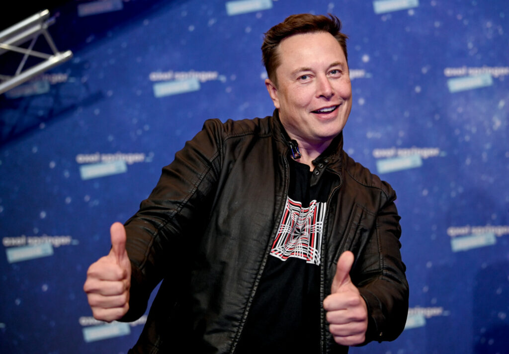 Elon Musk busca comprar clube de futebol