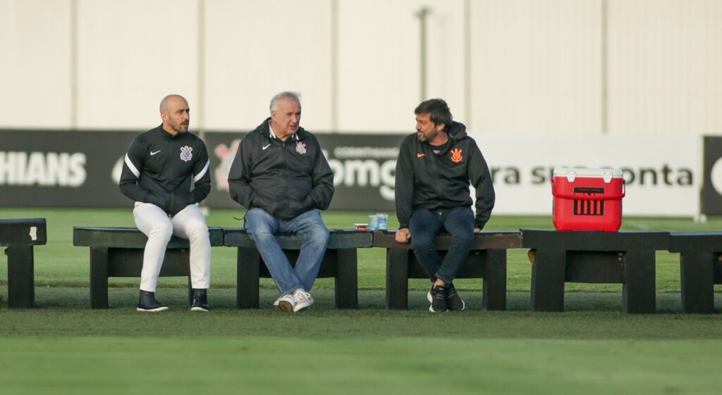 Diretoria do Corinthians durante treino