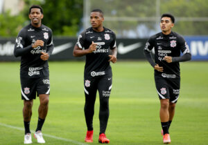 Jogadores do Corinthians durante treino